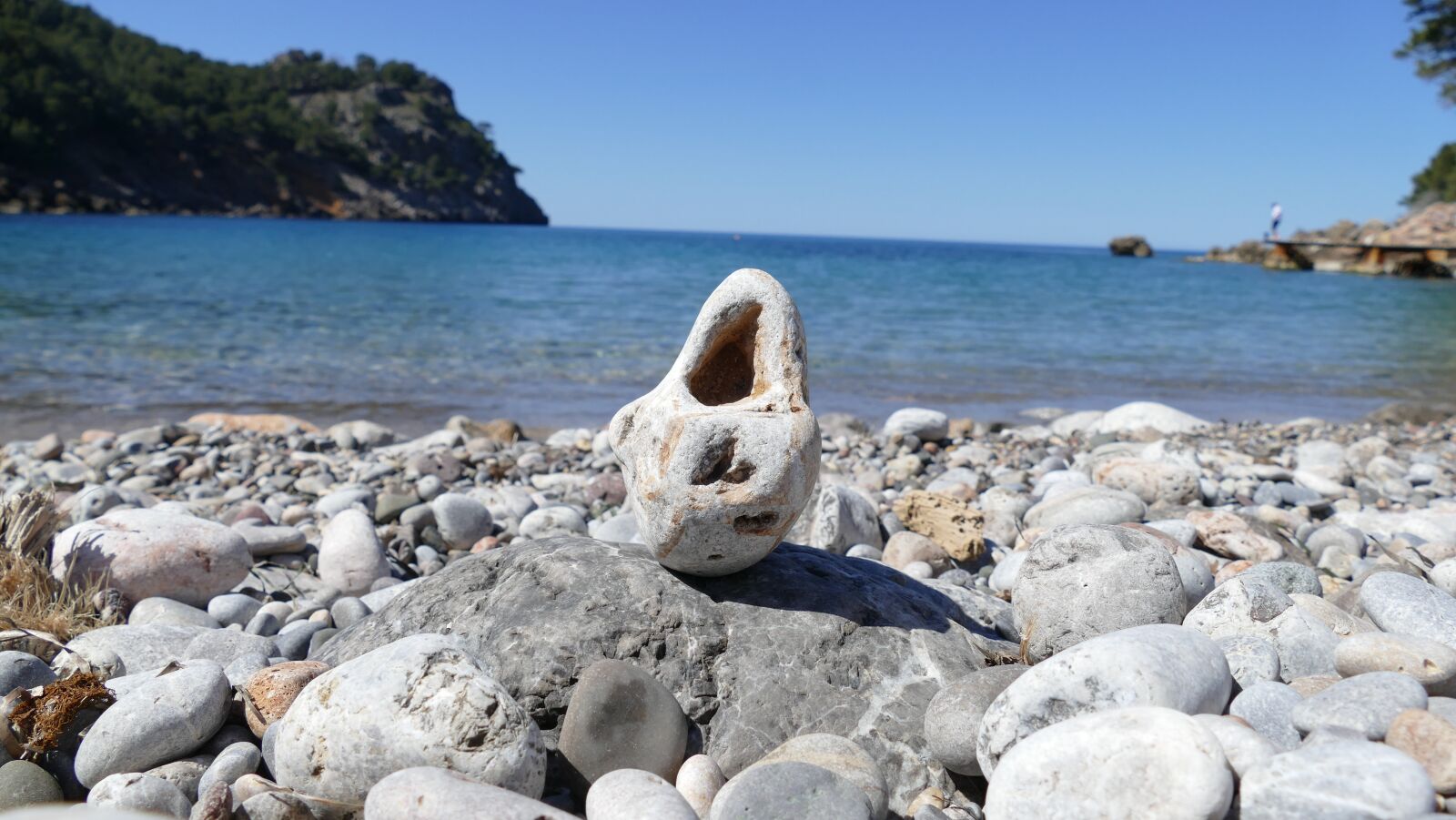 Panasonic Lumix DMC-FZ1000 sample photo. Stones, bay, coastal landscape photography