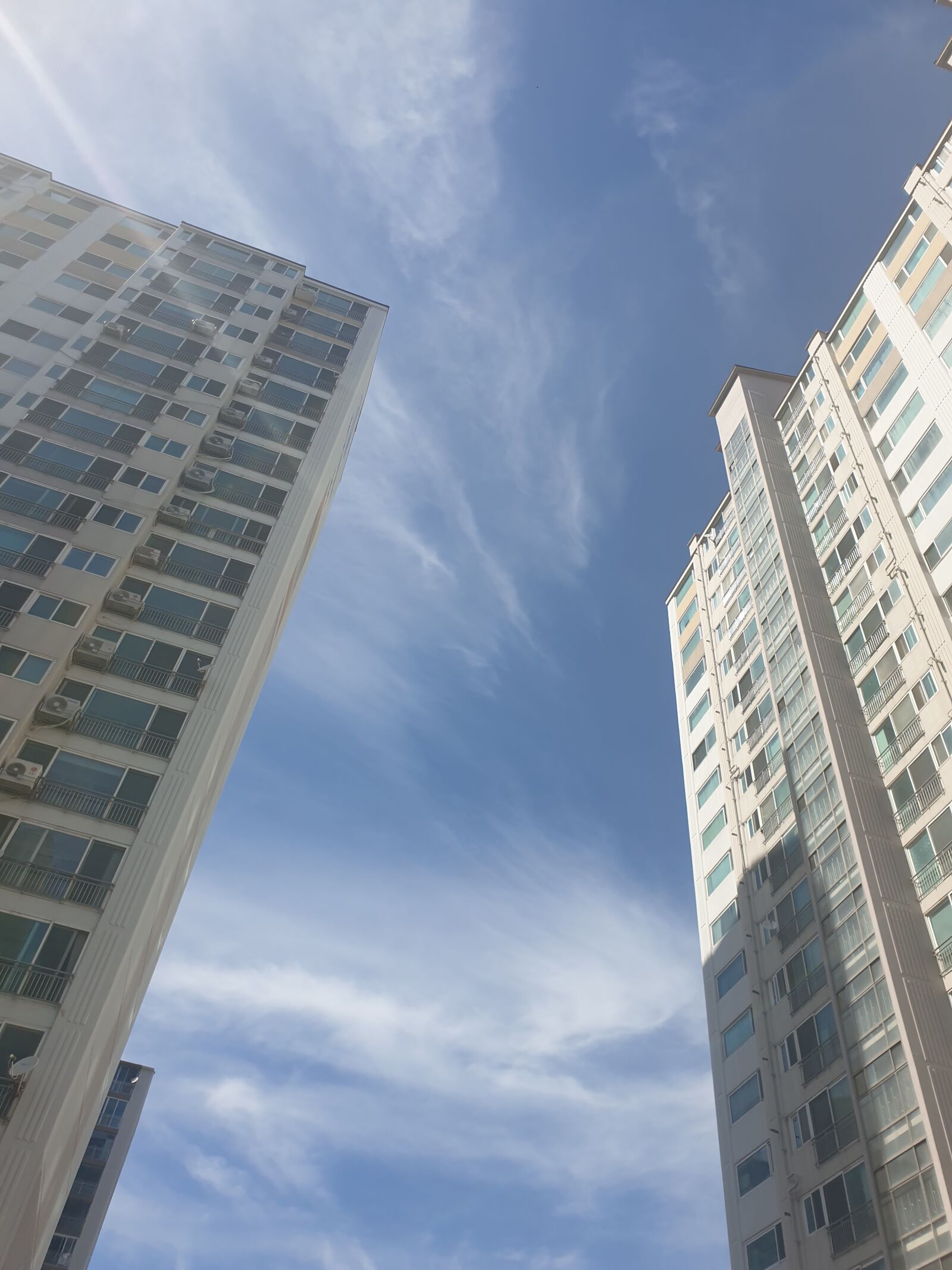 Samsung Galaxy S9 sample photo. Apartments, sky, cloud photography
