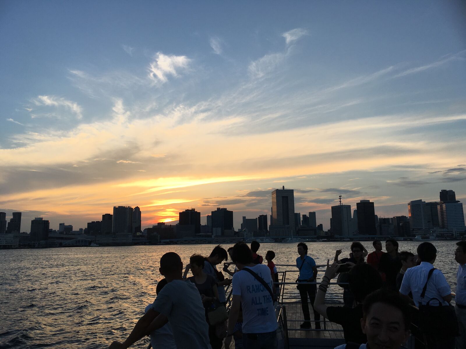 iPhone SE back camera 4.15mm f/2.2 sample photo. Tokyo, harbor, at, sunset photography