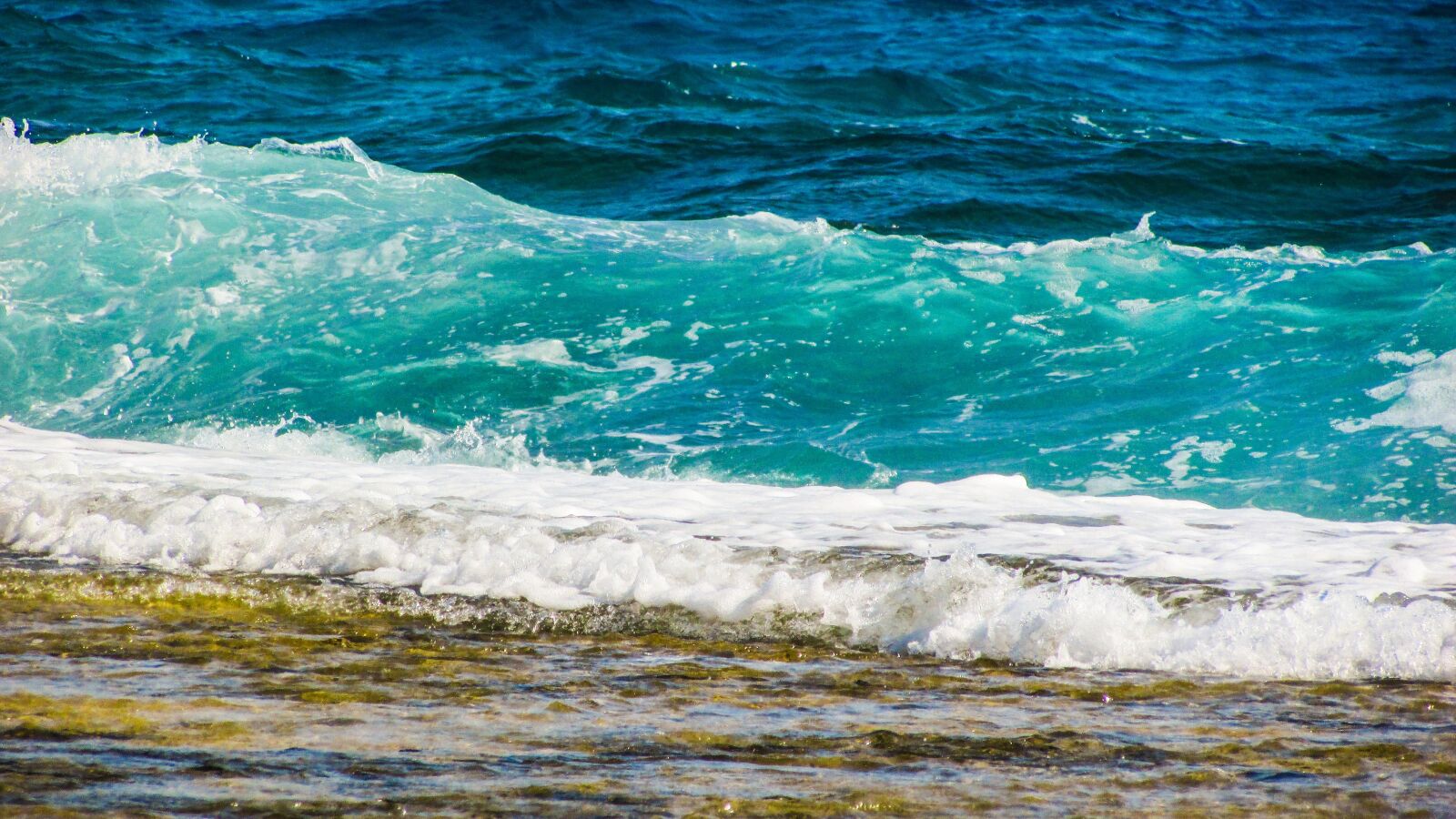 Canon PowerShot SX400 IS sample photo. Wave, smashing, spray photography