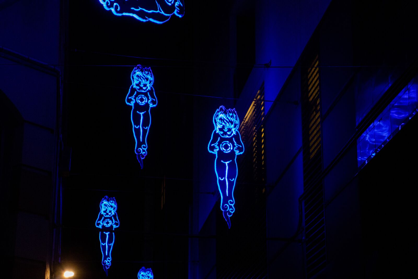 Canon EOS 200D (EOS Rebel SL2 / EOS Kiss X9) sample photo. Sculpture, blue, night photography