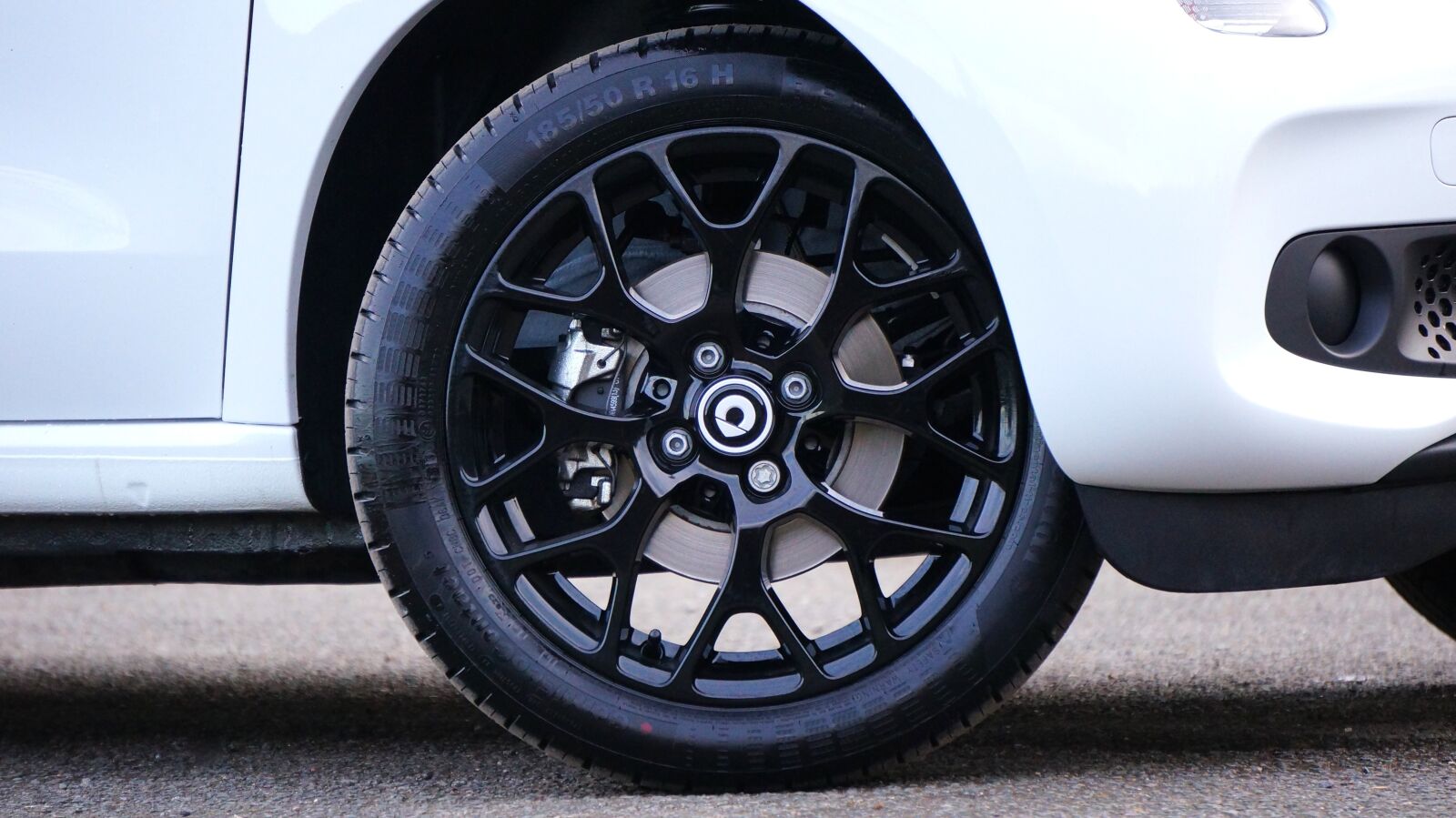 Sony Alpha NEX-5N + Sony E 55-210mm F4.5-6.3 OSS sample photo. Car, wheel, auto photography