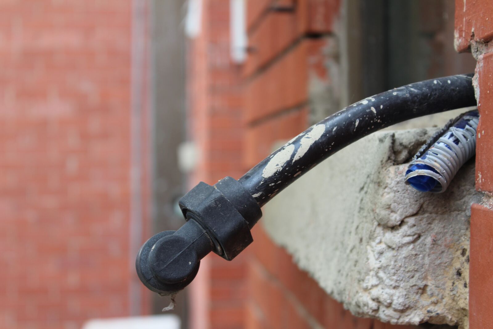 Canon EOS 1200D (EOS Rebel T5 / EOS Kiss X70 / EOS Hi) sample photo. Pipe, hose, wall photography
