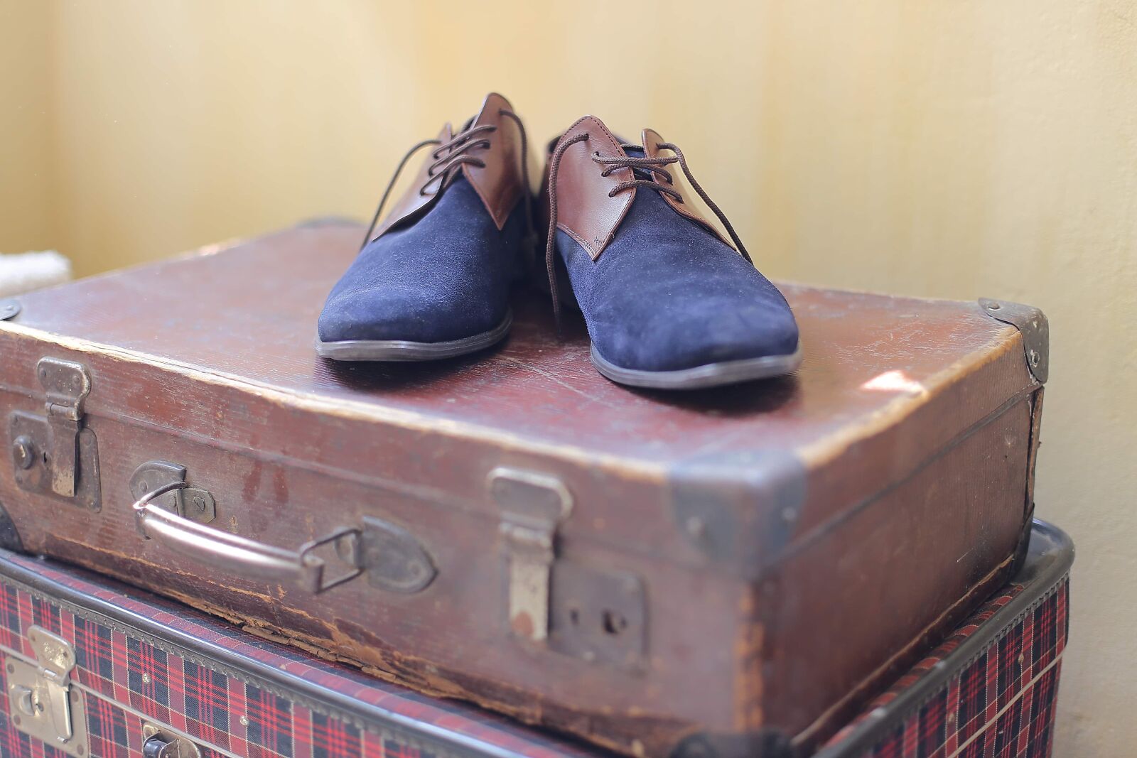 Canon EOS 6D + Canon EF 50mm F1.4 USM sample photo. Luggage, shoes, shoelace, old photography