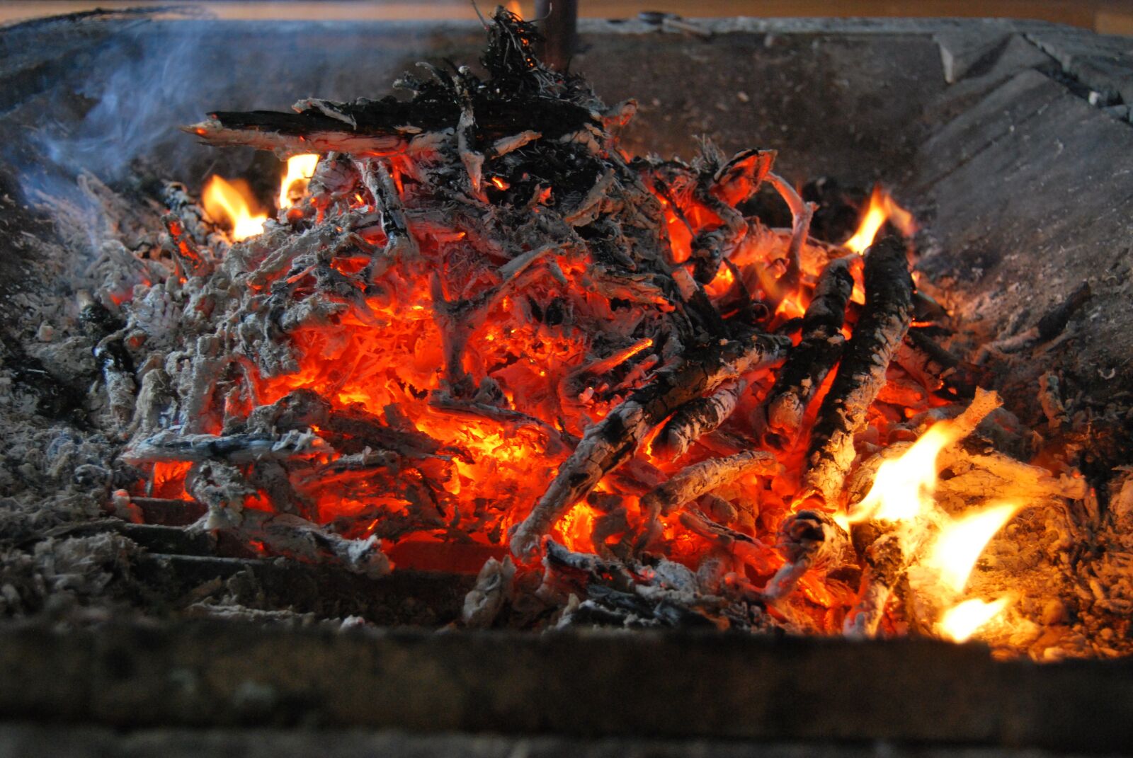 Nikon D60 sample photo. Glow, fire, bonfire photography