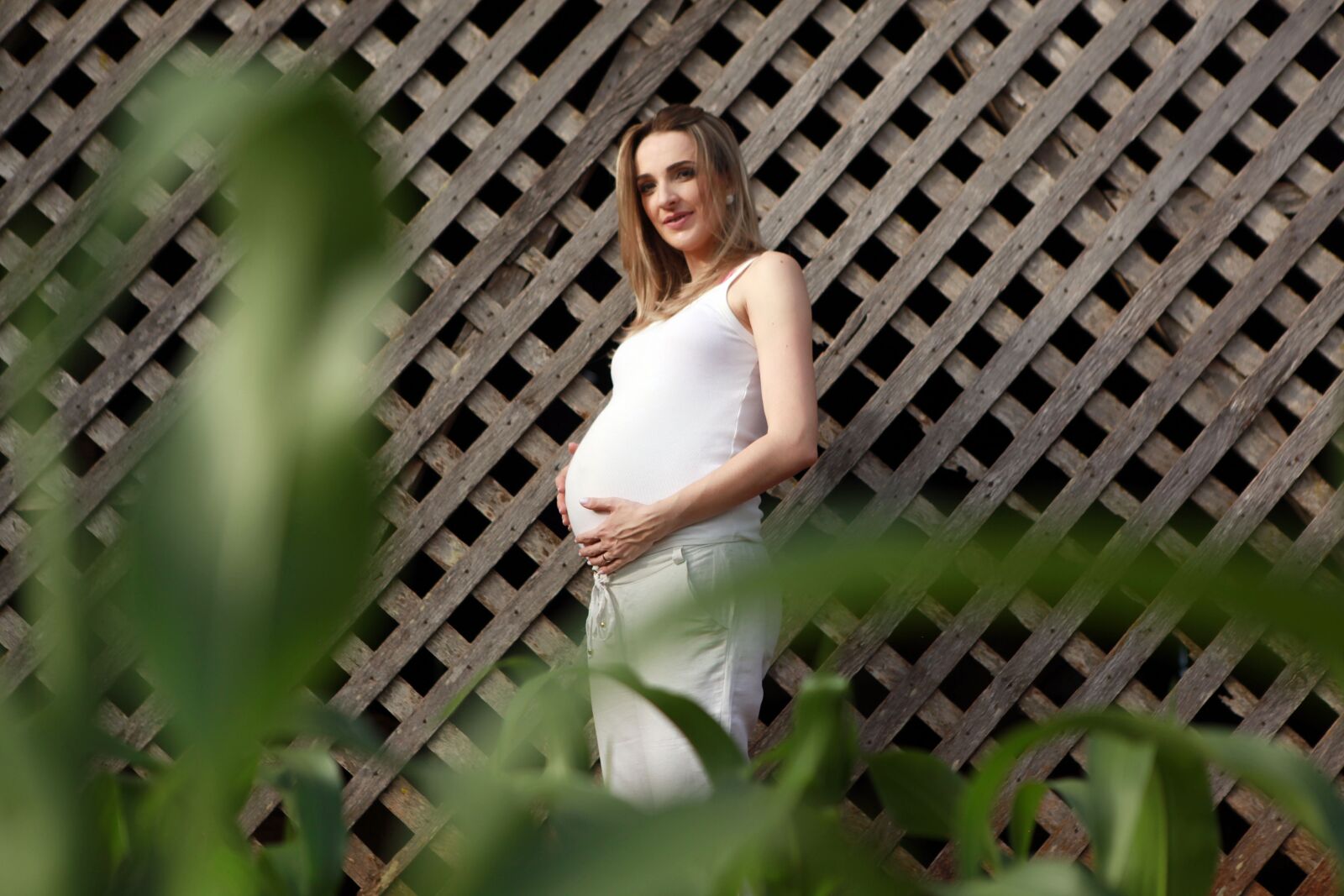 Canon EOS 5D Mark II sample photo. Pregnant woman, belly, pregnancy photography