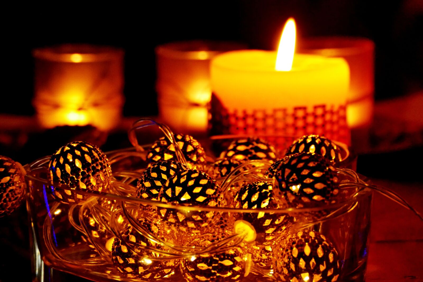 Panasonic Lumix DMC-FZ1000 sample photo. Candles, christmas, lighting photography