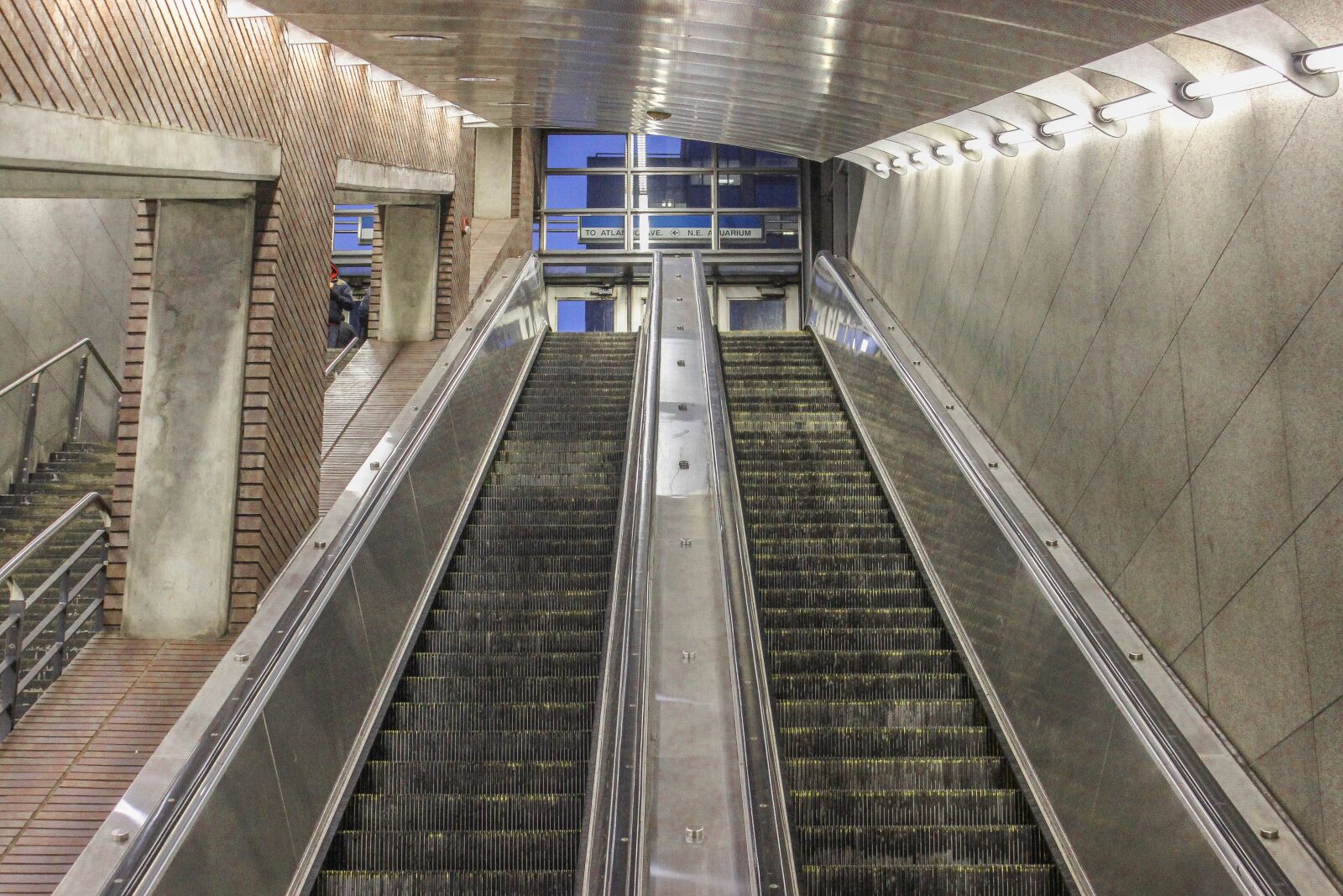 Canon EOS 600D (Rebel EOS T3i / EOS Kiss X5) sample photo. Escalator, station, empty station photography