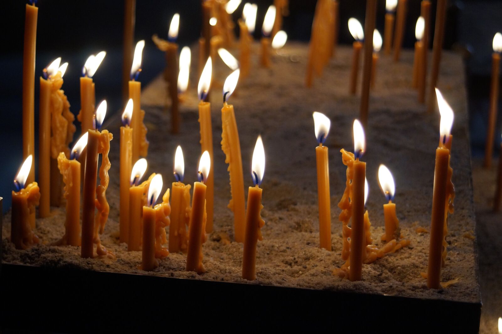 Sony SLT-A58 sample photo. Candles, dom, chapel photography