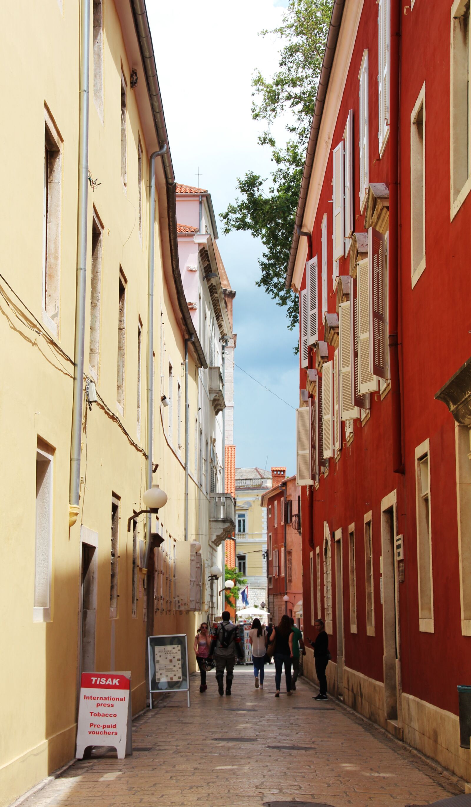 Canon EOS 600D (Rebel EOS T3i / EOS Kiss X5) sample photo. Alley, croatia, zadar photography
