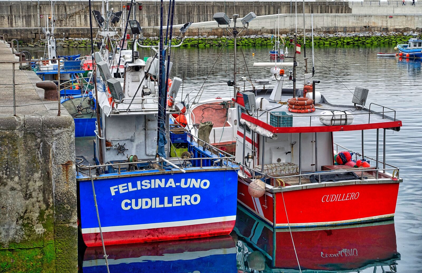 Sony Cyber-shot DSC-RX100 III sample photo. Fishing boats, red, blue photography