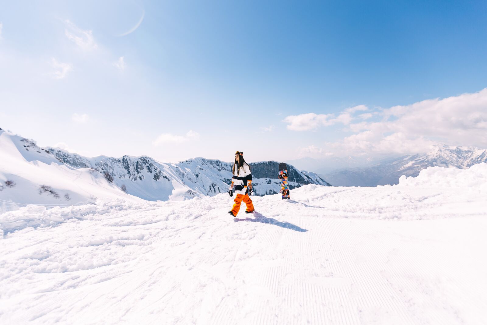 Canon EOS 6D + Canon EF 16-35mm F2.8L II USM sample photo. Snowboard, girl, winter photography