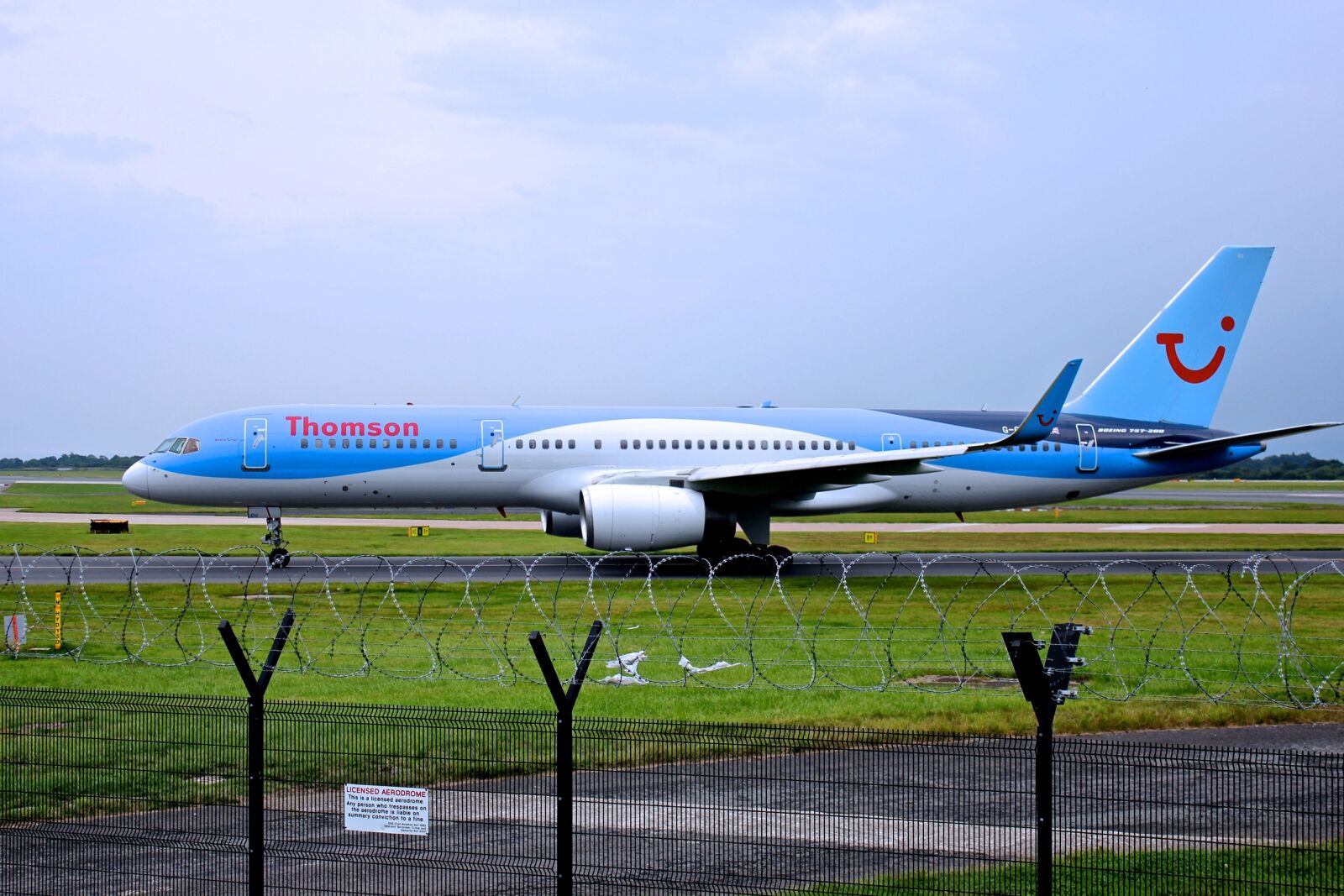 Canon EOS 550D (EOS Rebel T2i / EOS Kiss X4) sample photo. Airport, airplane, travel photography