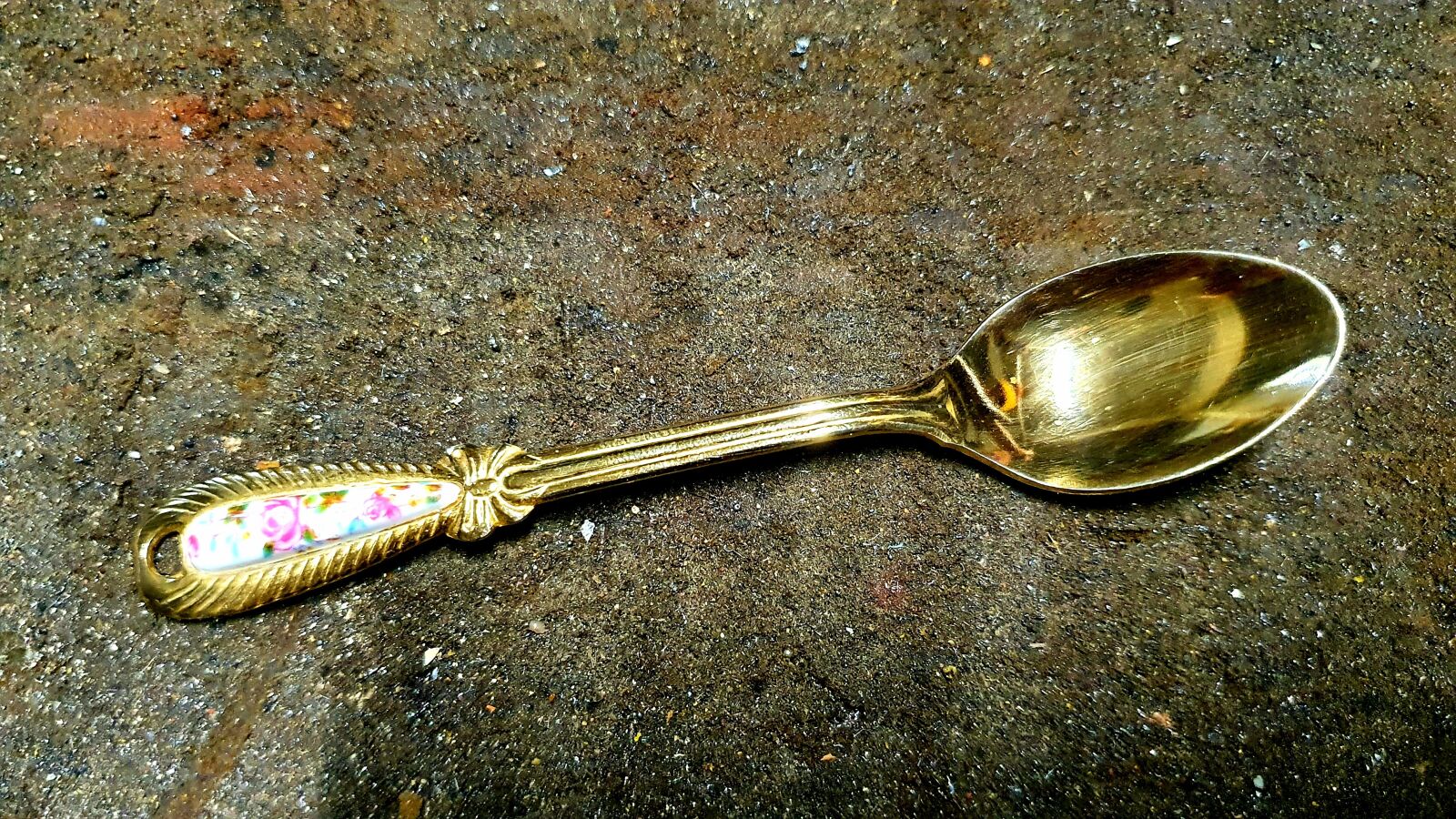 Samsung Galaxy S10e sample photo. Spoon, gold, old photography