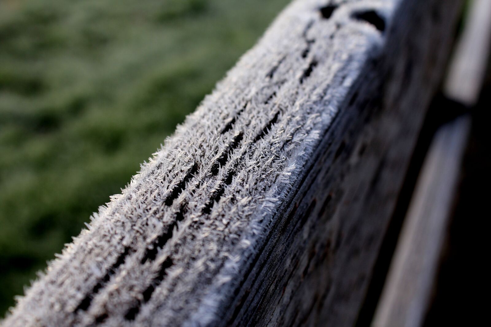 Canon EOS 1200D (EOS Rebel T5 / EOS Kiss X70 / EOS Hi) sample photo. Fence, frost, wood photography