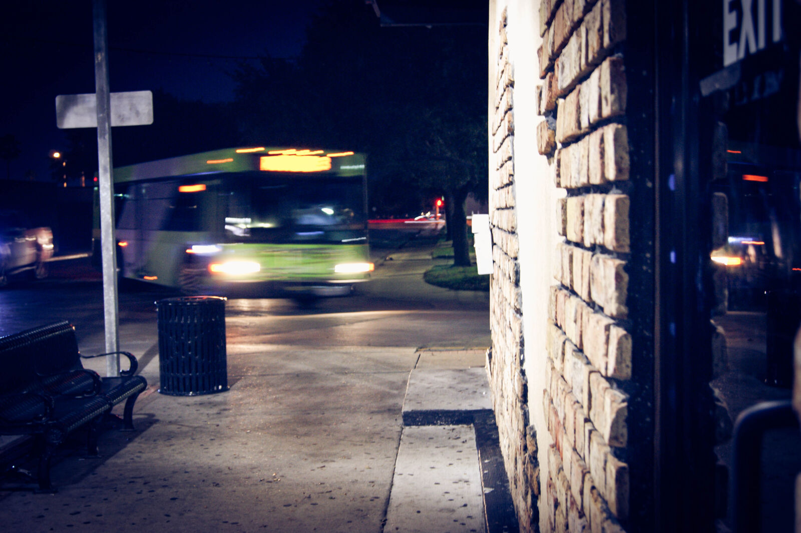 Sony Alpha DSLR-A390 sample photo. Bus, city, night, street photography