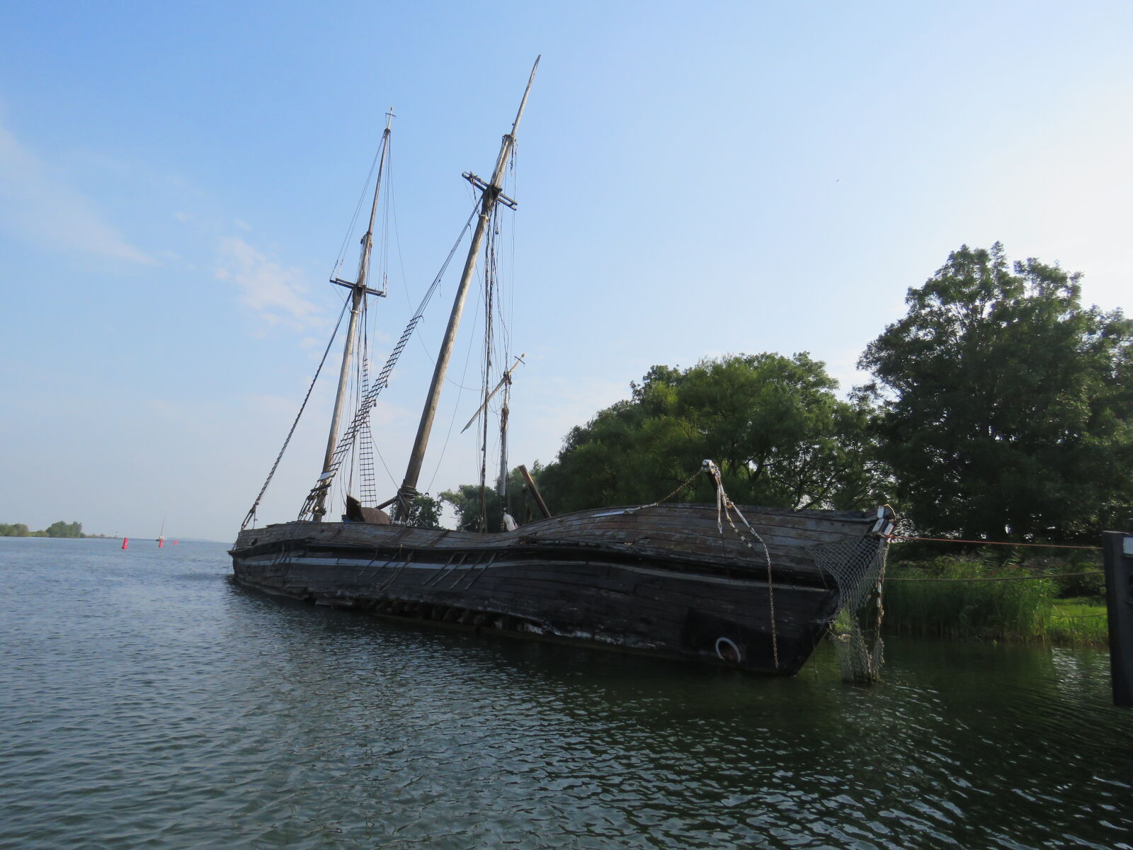Canon PowerShot SX60 HS sample photo. Calm, waters, shipwreck photography