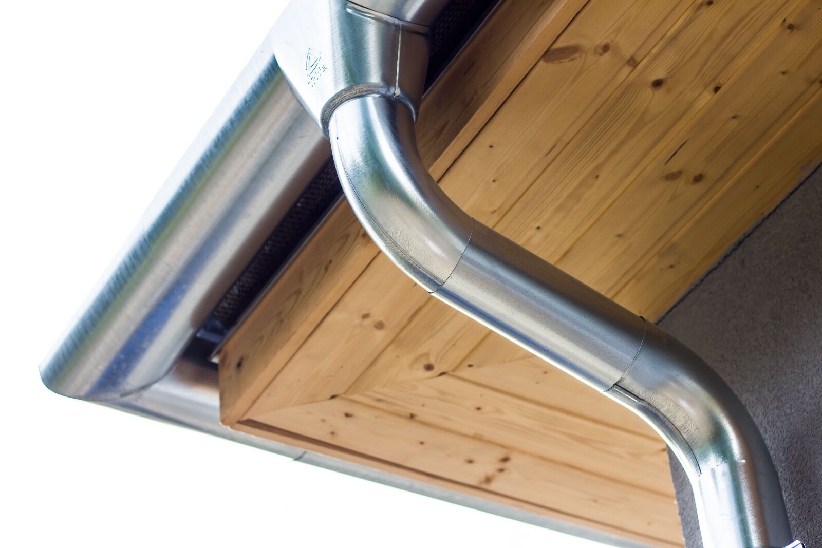 Canon EOS 550D (EOS Rebel T2i / EOS Kiss X4) sample photo. Eaves, house, tube, wainscot photography