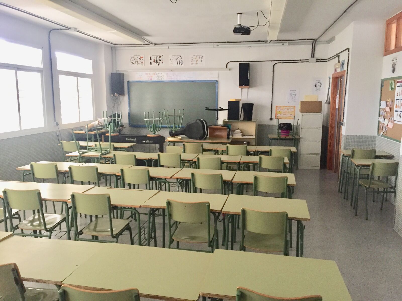 iPhone 6 back camera 4.15mm f/2.2 sample photo. Classroom music, classroom, music photography