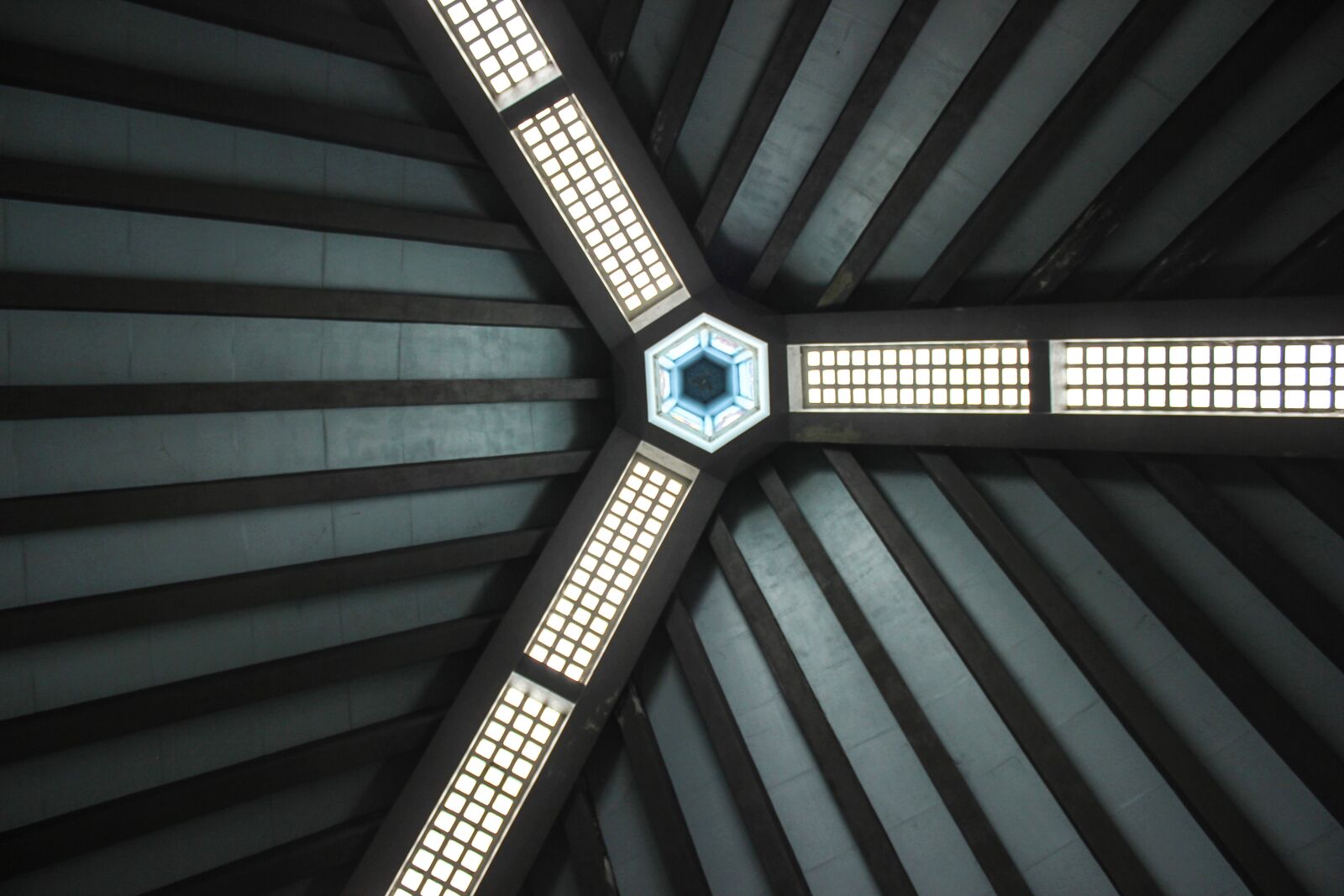 Canon EOS 550D (EOS Rebel T2i / EOS Kiss X4) sample photo. Architecture, construction, beam photography