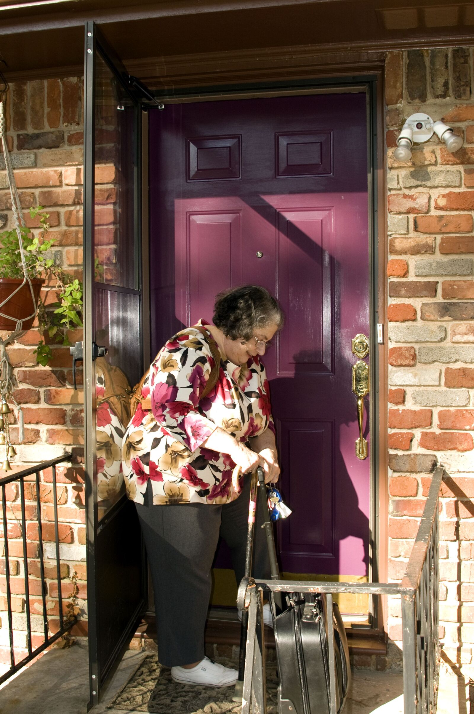 Nikon D300 sample photo. Woman, baggage, carrier, move photography