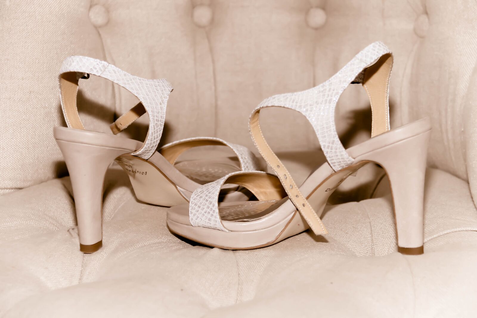 Canon EOS 70D + Canon EF-S 18-200mm F3.5-5.6 IS sample photo. Shoes, women, wedding photography