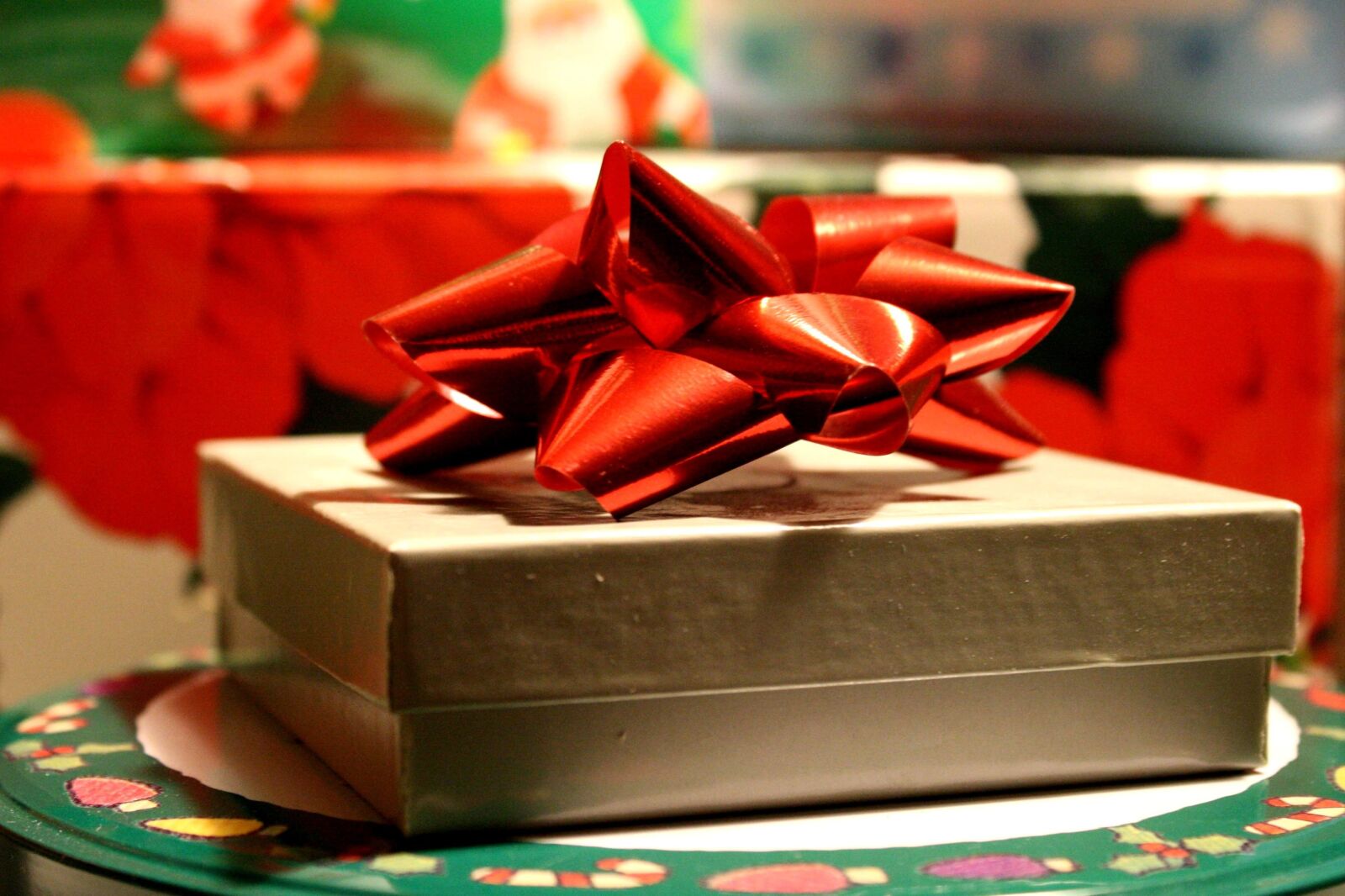 f/3.5-5.6 IS sample photo. Christmas present, gift, wrapping photography