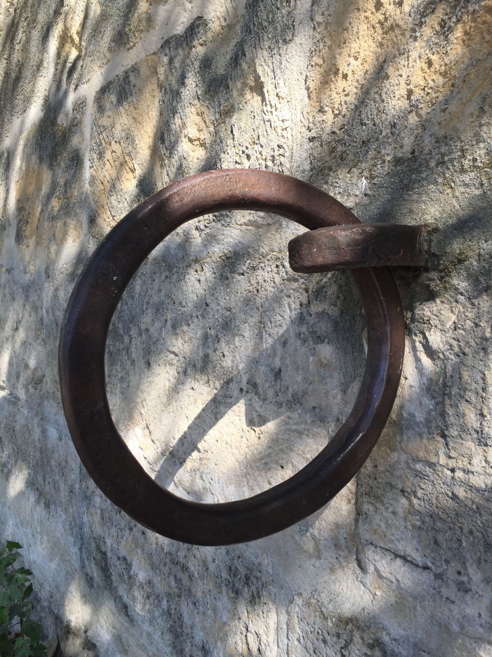 Apple iPhone 6 sample photo. Ring, wall, rusty photography