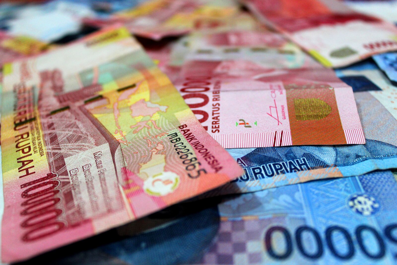 Canon EOS 600D (Rebel EOS T3i / EOS Kiss X5) sample photo. Money, rupiah, salary photography