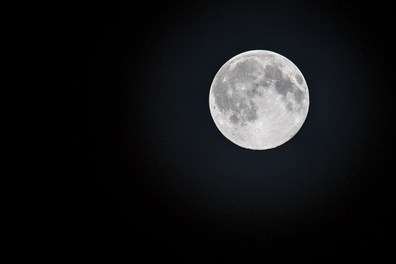 Canon EOS 600D (Rebel EOS T3i / EOS Kiss X5) sample photo. Full moon, month, night photography