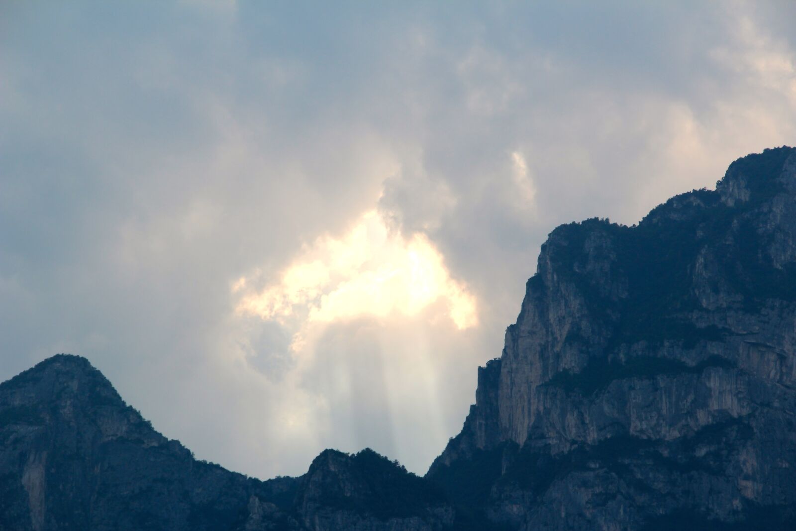 Canon EOS 600D (Rebel EOS T3i / EOS Kiss X5) sample photo. Clouds, sun loch, sun photography