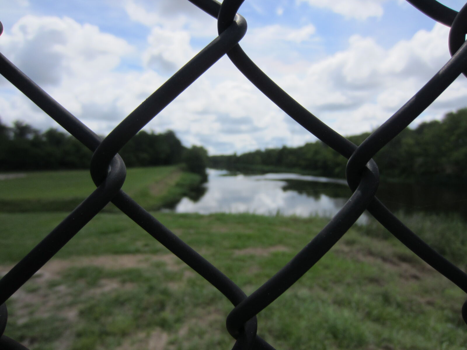Canon PowerShot ELPH 300 HS (IXUS 220 HS / IXY 410F) sample photo. Celo, fence, fiume, recinto photography