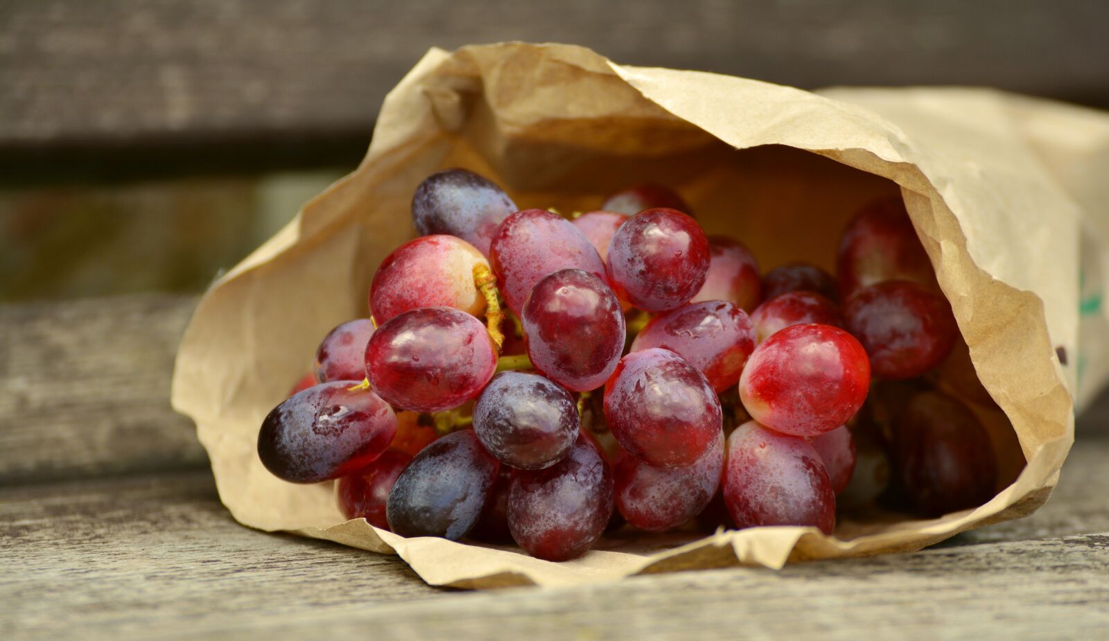 Nikon D5200 sample photo. Grapes, red grapes, bag photography