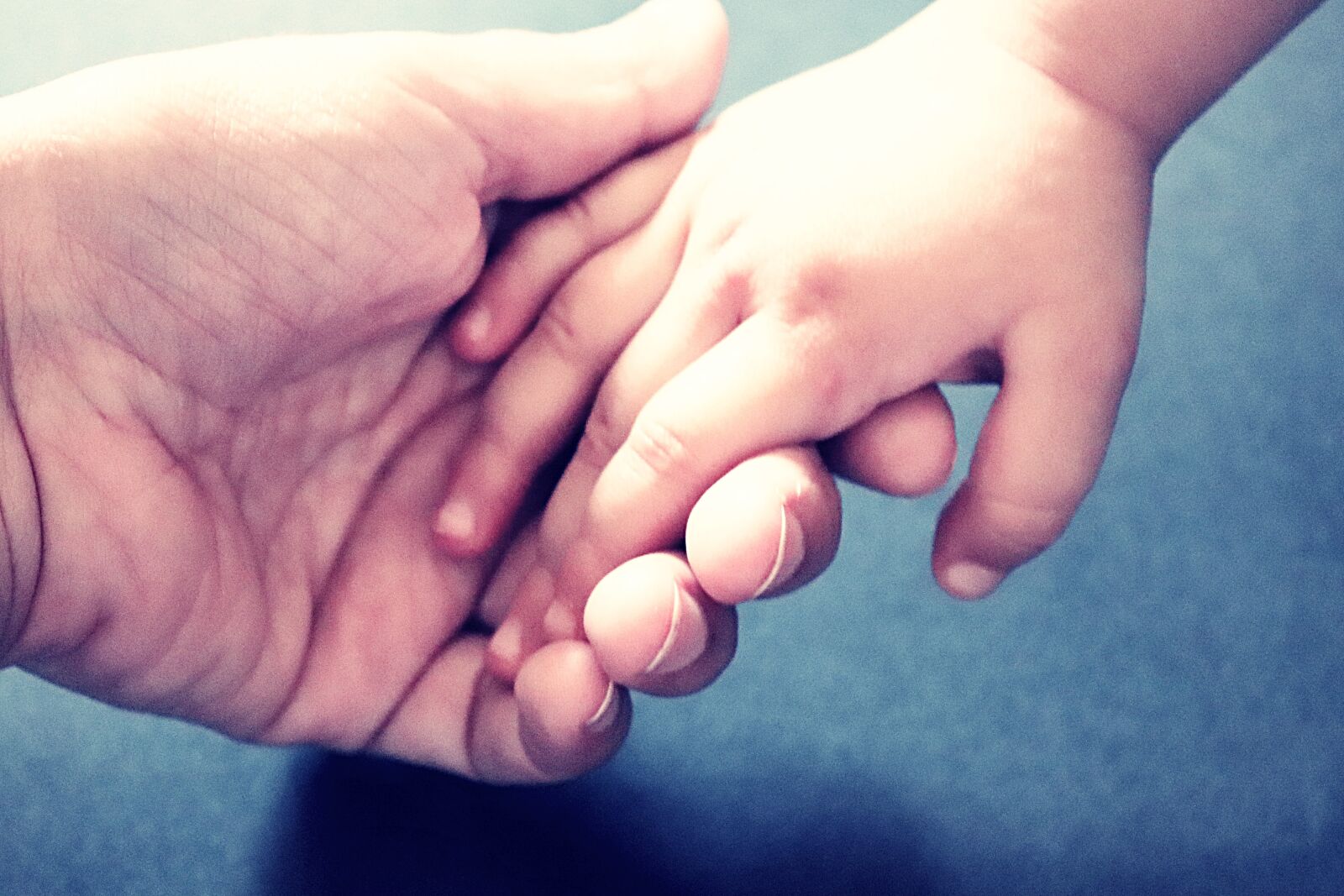 Canon EOS 200D (EOS Rebel SL2 / EOS Kiss X9) sample photo. Child, hands, baby photography