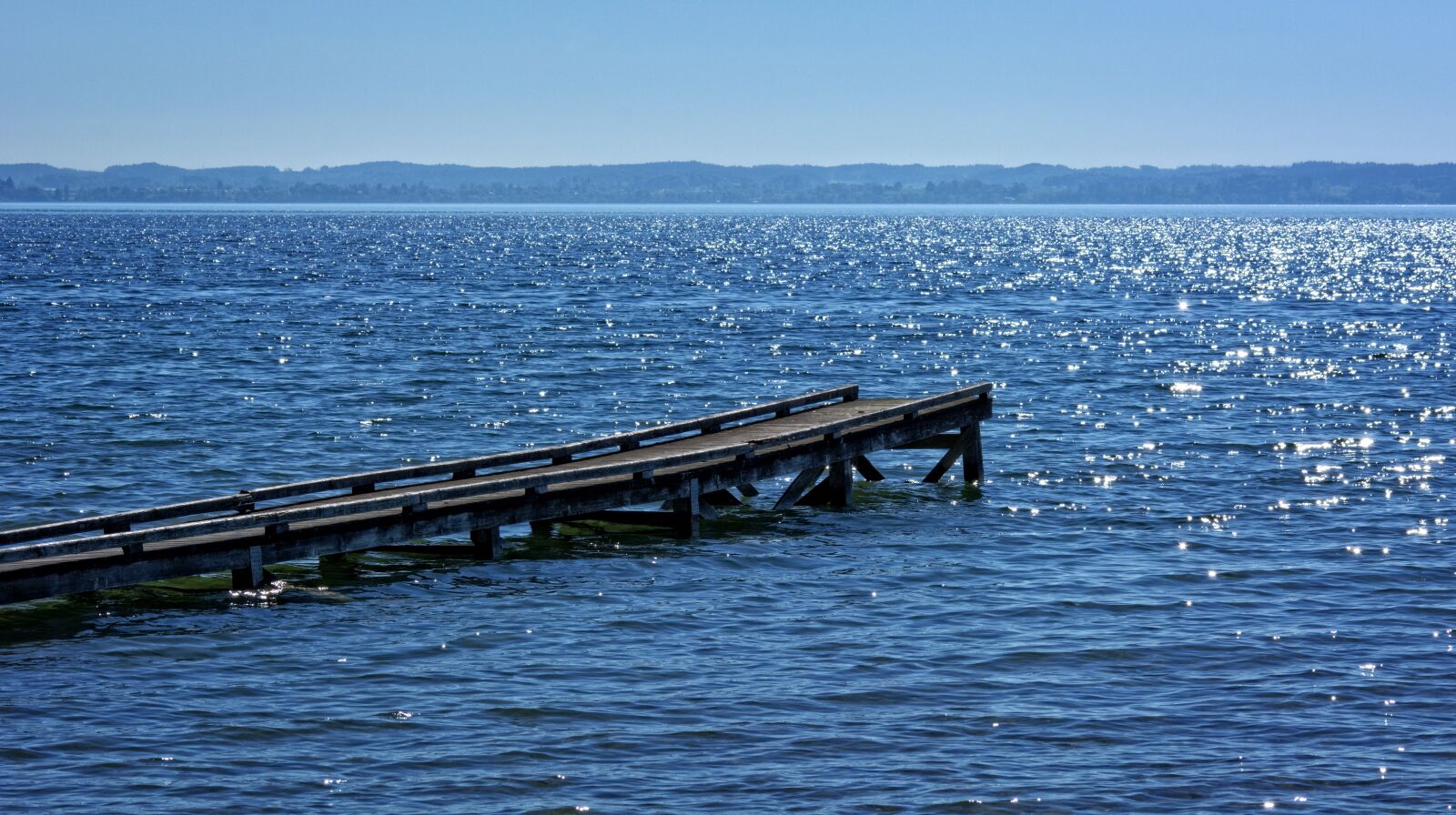 55.0-200.0mm f/4.0-f/5.6 sample photo. Sunlight, mirroring, water photography