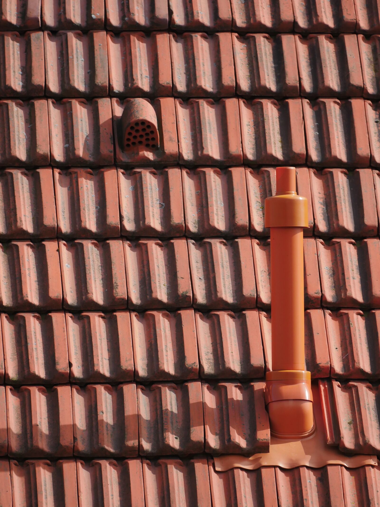 Panasonic Lumix DMC-GX8 sample photo. Steep roof, clay pans photography