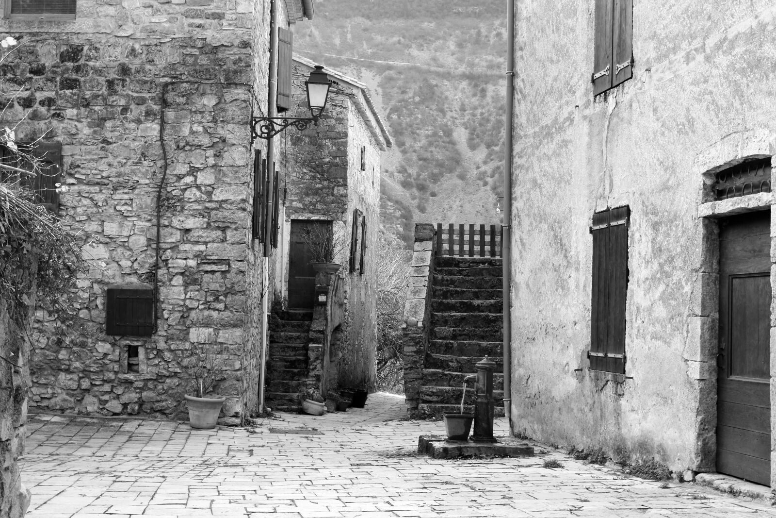 Canon EOS 100D (EOS Rebel SL1 / EOS Kiss X7) sample photo. Charming village, village, black photography