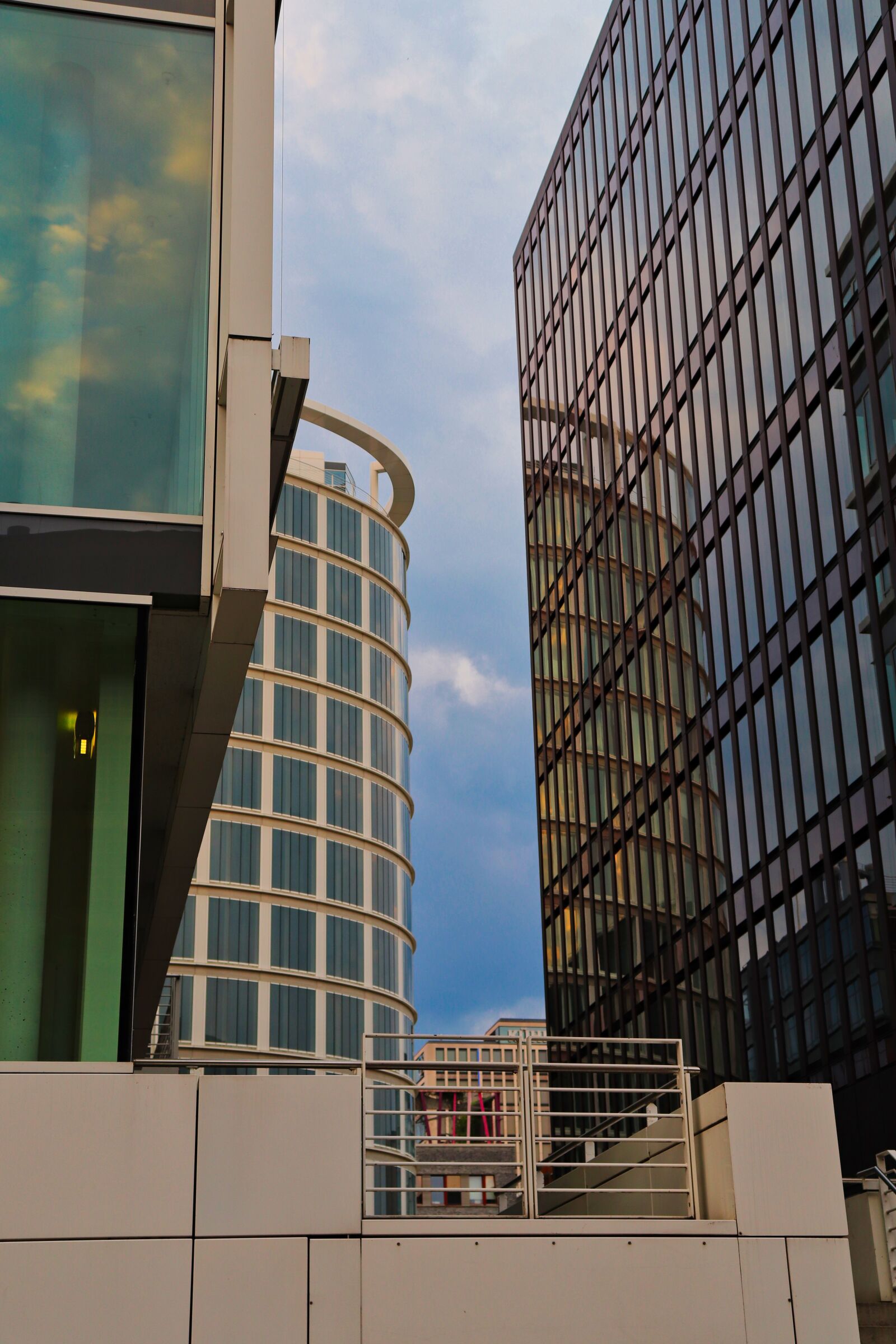Canon EOS 200D (EOS Rebel SL2 / EOS Kiss X9) sample photo. Hamburg, harbour city, elbe photography