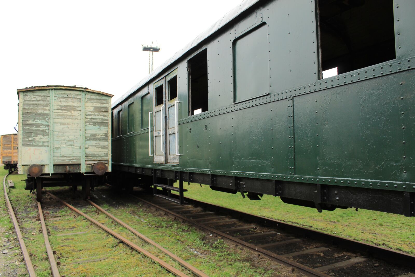 Canon EOS 4000D (EOS Rebel T100 / EOS 3000D) sample photo. Train, old, monument photography