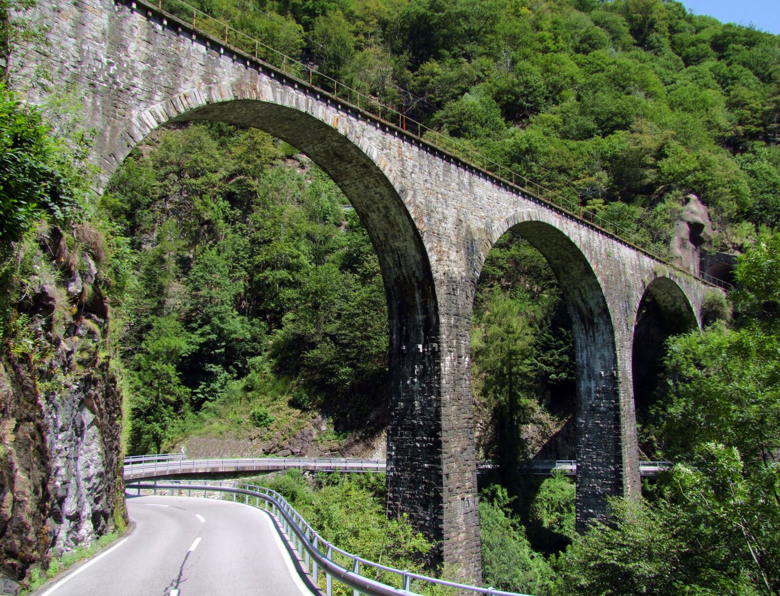 Fujifilm FinePix S100fs sample photo. Stone bridge, rail, curved photography