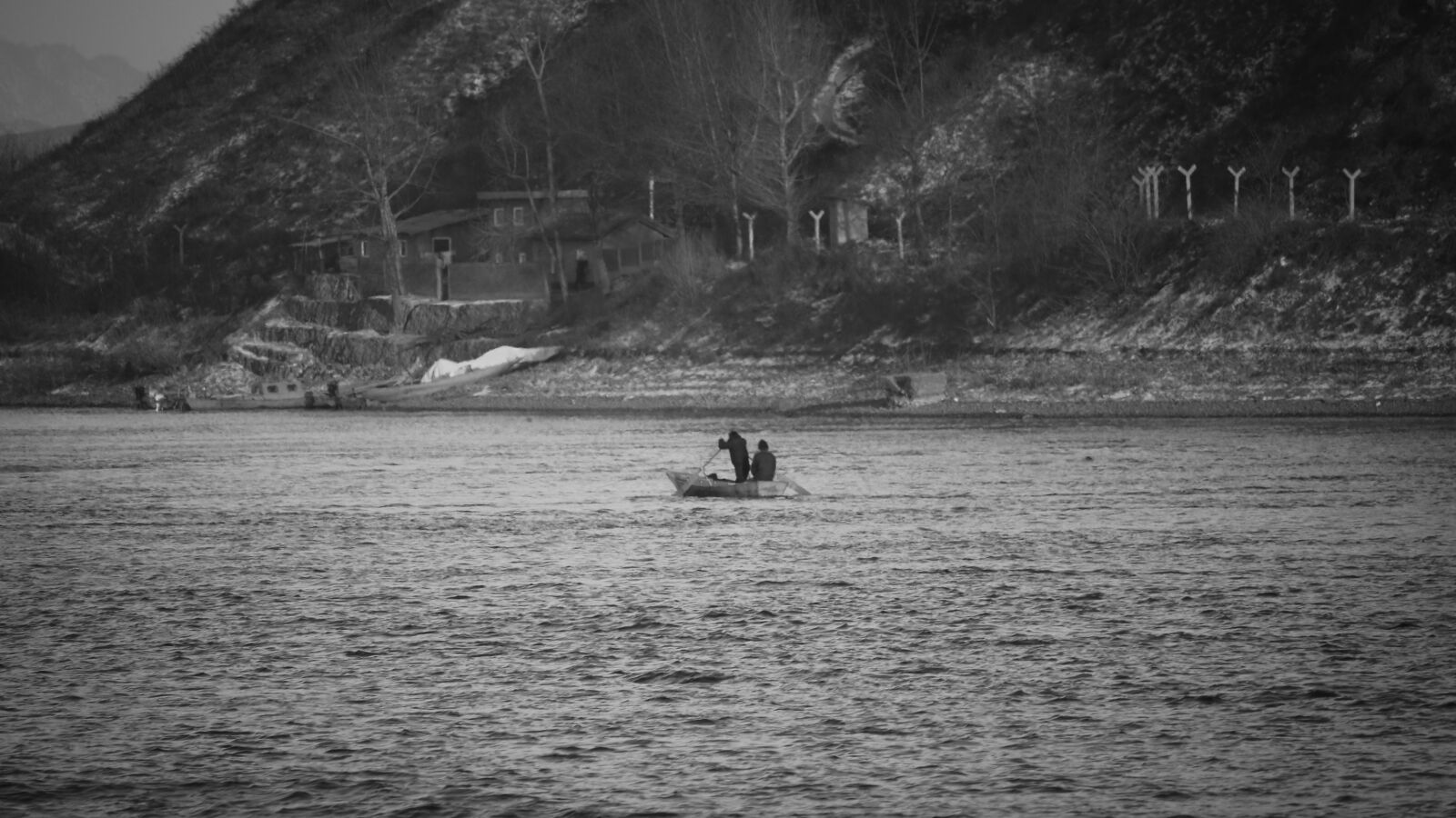 Canon EF-S 55-250mm F4-5.6 IS STM sample photo. Poverty, lonely, cool photography