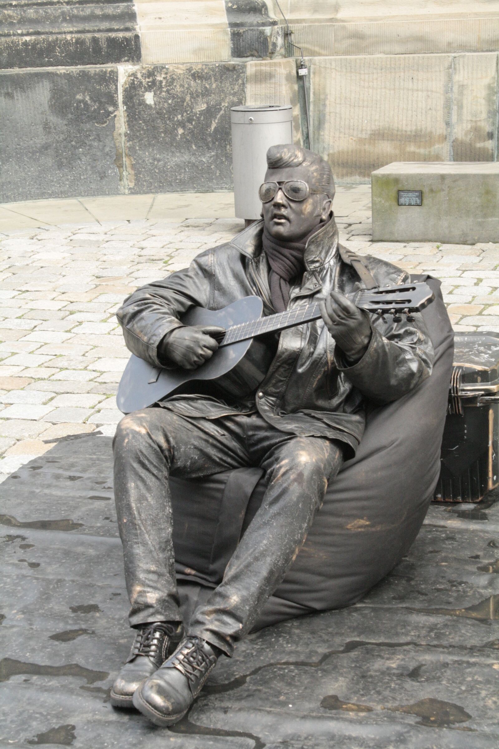 Canon EOS 1000D (EOS Digital Rebel XS / EOS Kiss F) sample photo. Pantomime, elvis, artists photography
