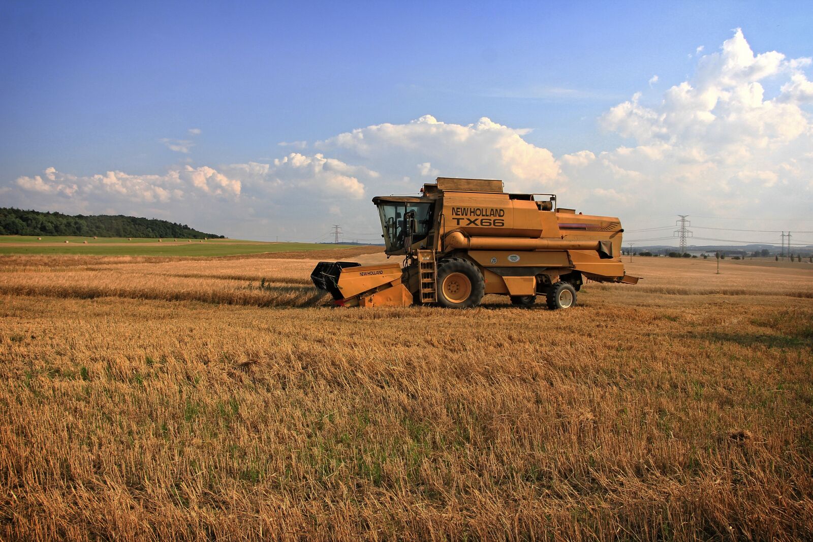 Canon EOS 550D (EOS Rebel T2i / EOS Kiss X4) sample photo. Harvest, harvester, blue sky photography