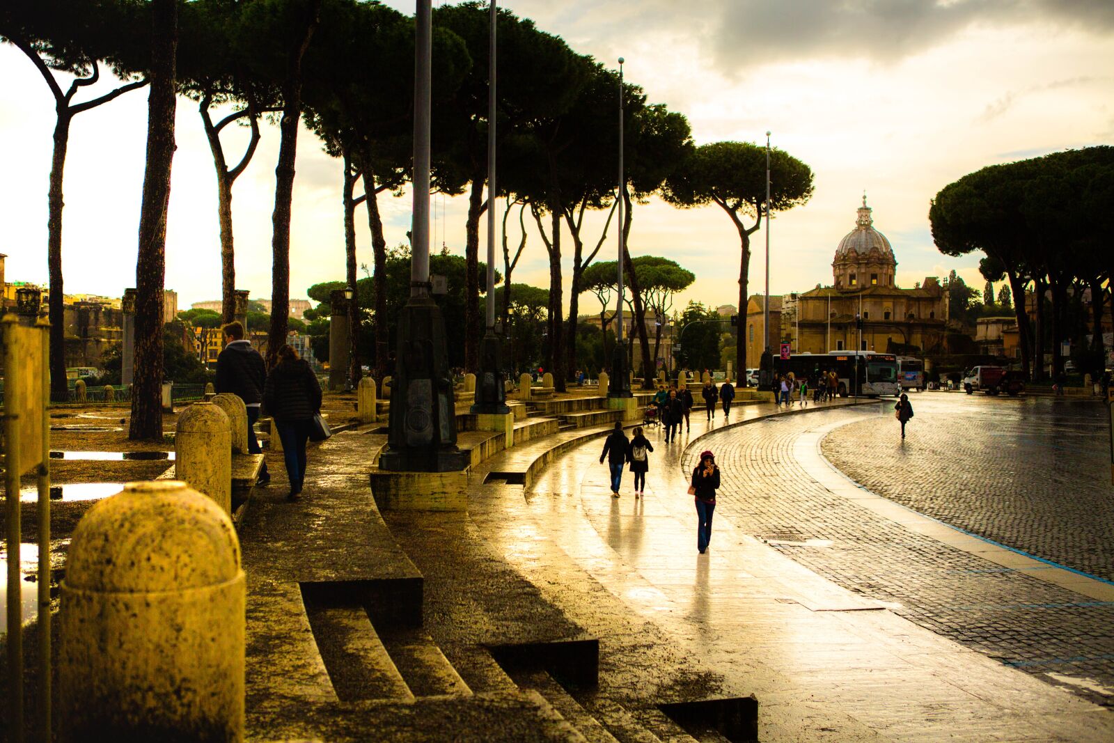Canon EOS 5D Mark III sample photo. Rome, rain, street photography
