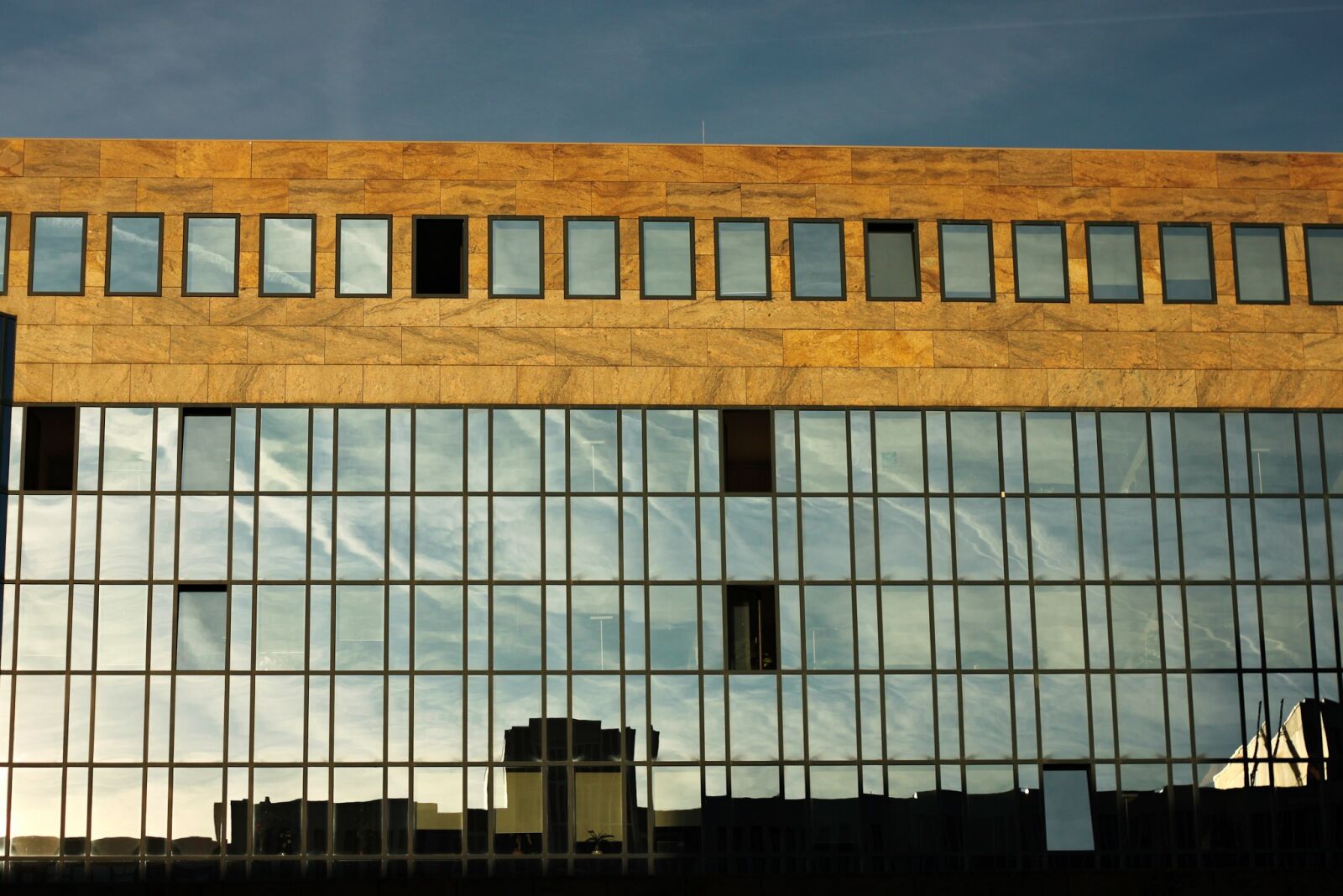 Canon EOS 500D (EOS Rebel T1i / EOS Kiss X3) sample photo. Architecture, mirroring, hauswand photography