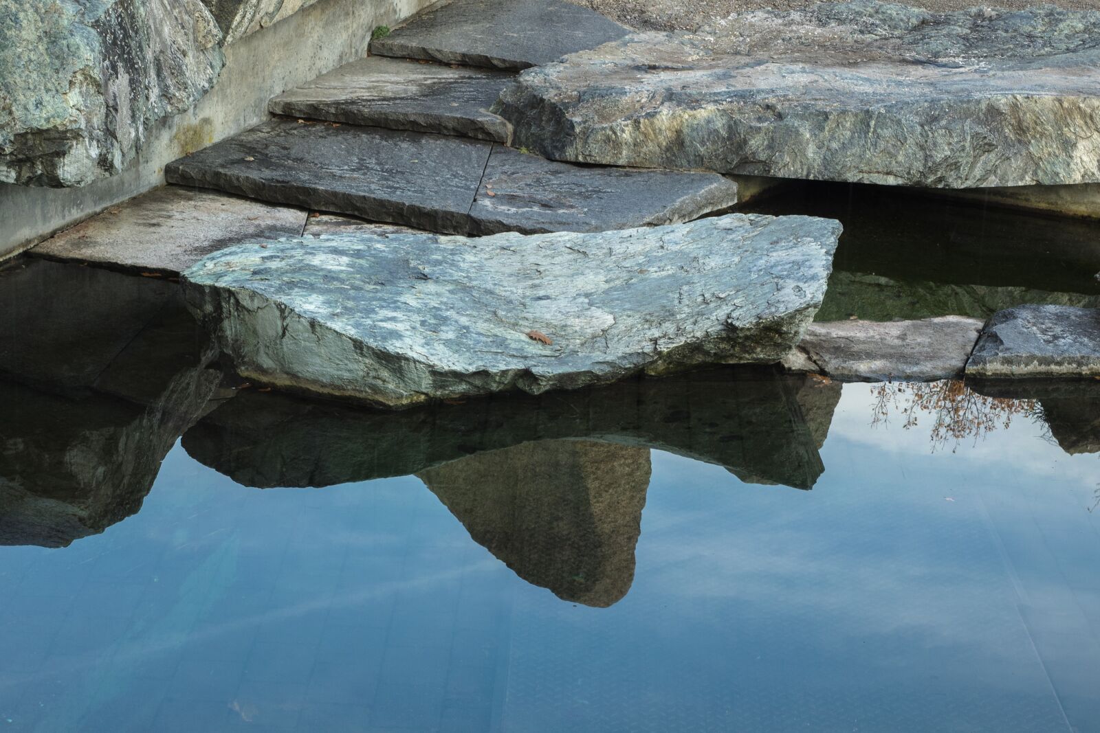 Olympus OM-D E-M1 + Olympus M.Zuiko Digital ED 12-40mm F2.8 Pro sample photo. Lake, stones, rock photography