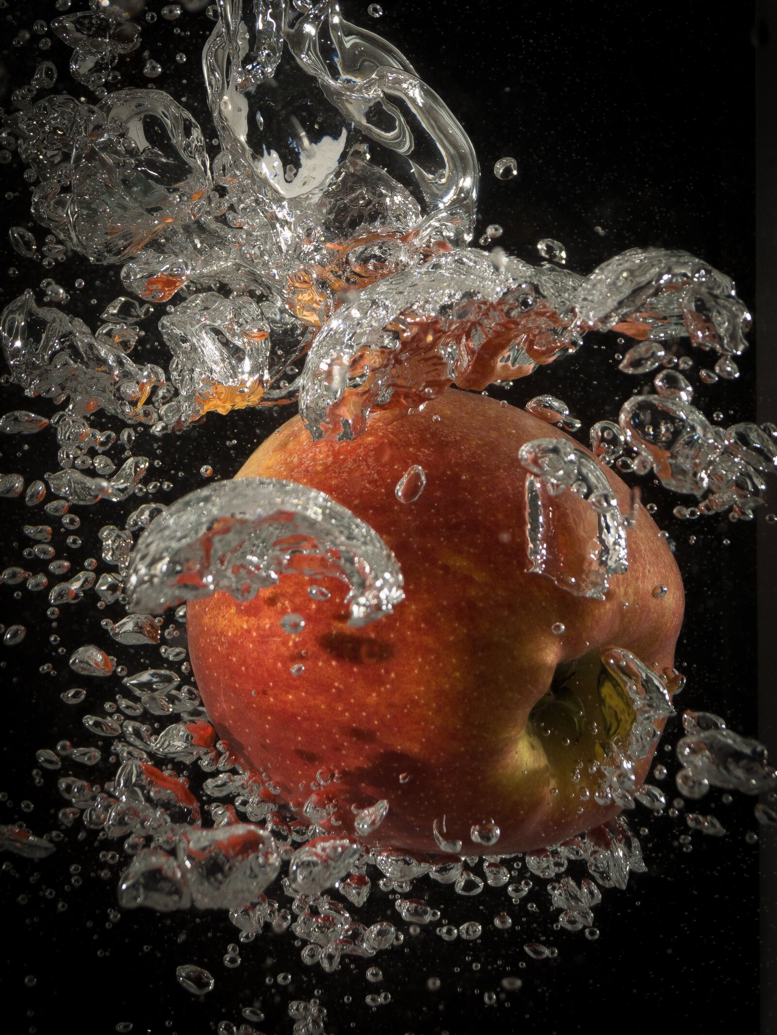 Sony SLT-A65 (SLT-A65V) + Sony DT 18-55mm F3.5-5.6 SAM sample photo. Apple, water, splash photography