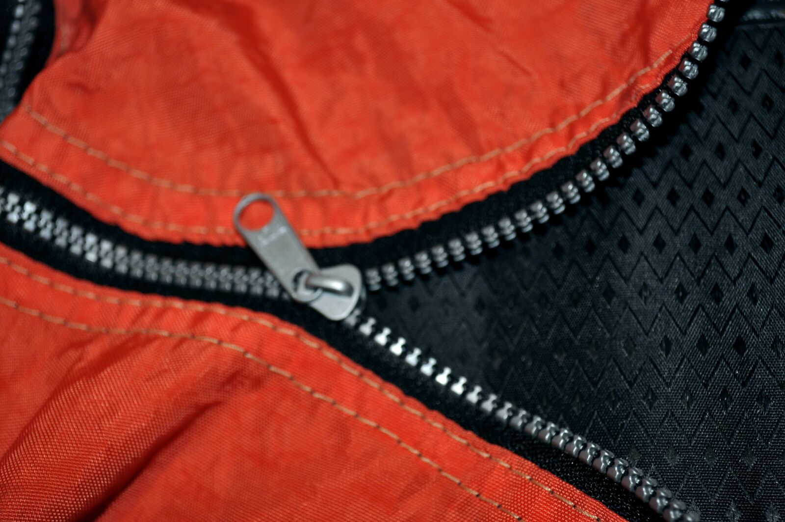 Nikon D5000 sample photo. Metal, zips photography