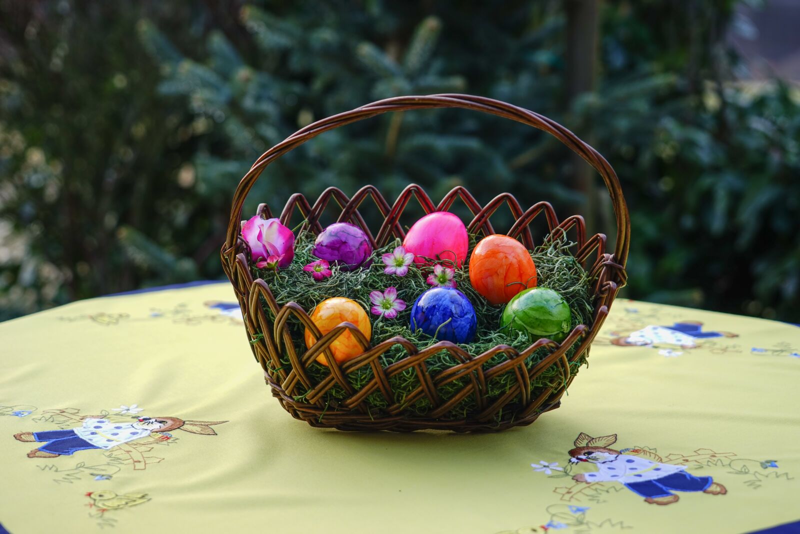 Sony a7R sample photo. Osterkorb, easter eggs, colorful photography