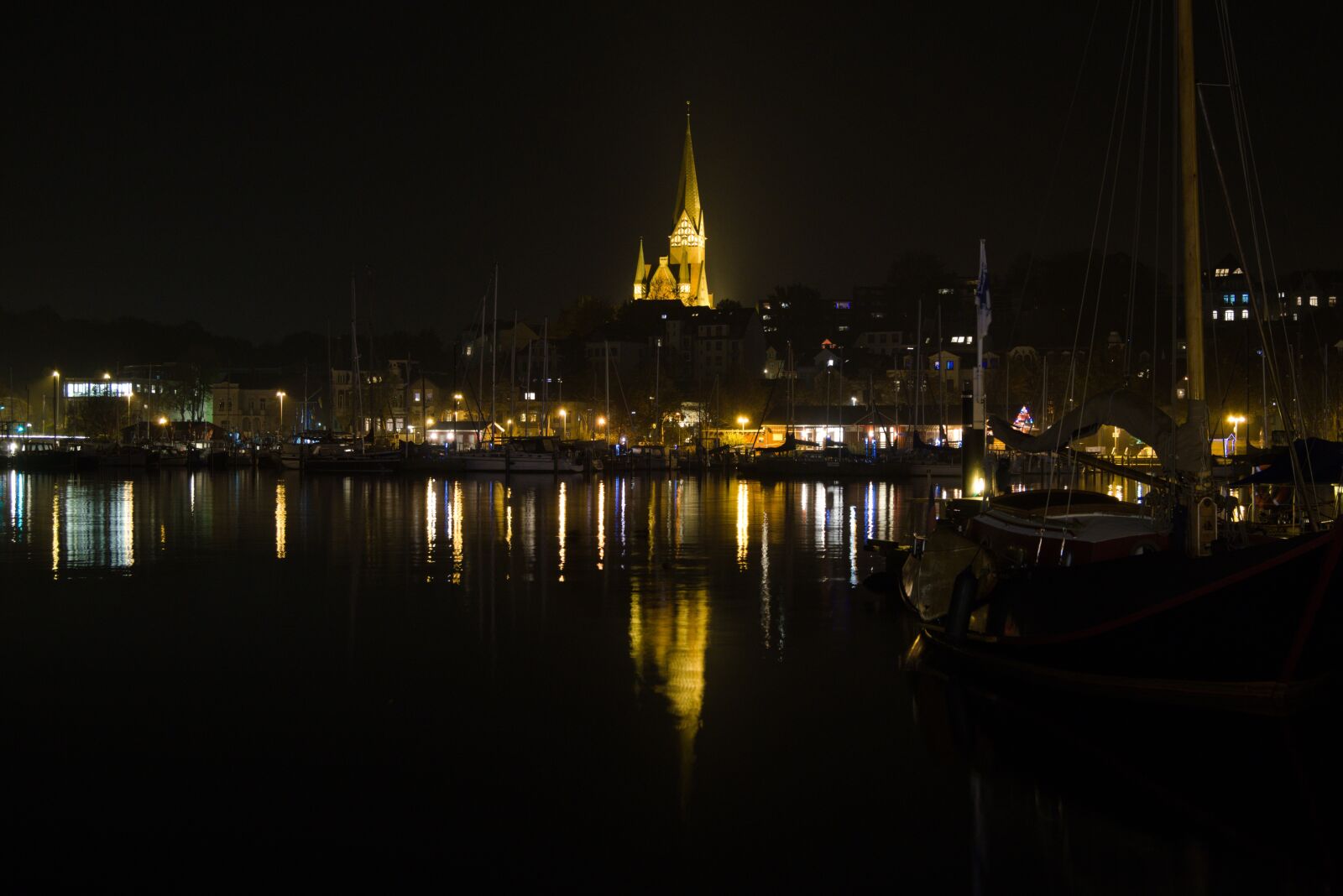 Sony ILCA-77M2 + Sony DT 18-55mm F3.5-5.6 SAM sample photo. Flensburg, harbor, night photography